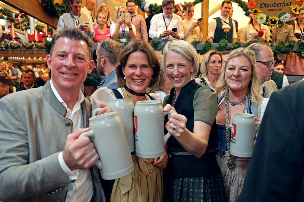 Du khách tham gia lễ hội. Ảnh: oktoberfest.de.