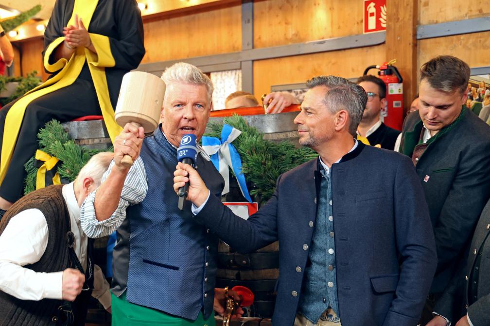 Đúng 12h ngày khai mạc lễ hội, thị trưởng Munich gõ búa 3 lần vào thùng bia và hào hứng hô vang “O'zapft is” (bắt đầu nào). Ảnh: oktoberfest.