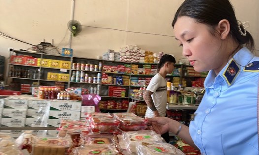 Lực lượng Quản lý thị trường tỉnh Kon Tum kiểm tra hàng hoá, bánh trung thu. Ảnh: Lê Nguyên 