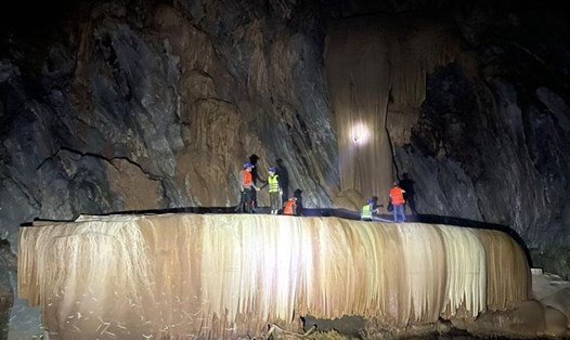 Hình ảnh hang động tuyệt đẹp tại Quảng Bình bị dẫm đạp lên hệ thống thạch nhũ lan truyền trên mạng xã hội. Ảnh chụp màn hình