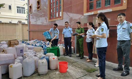 Gần 4.000 lít rượu không rõ nguồn gốc, xuất xứ được Cục Quản lý thị trường tỉnh Ninh Bình tiêu hủy. Ảnh: Diệu Anh