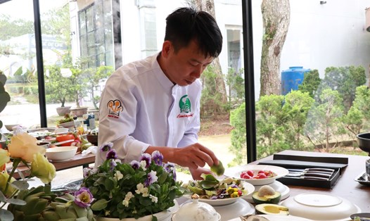 Đầu bếp chế biến món ăn từ atiso Đà Lạt. Ảnh: Văn Long