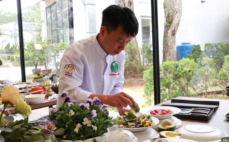 Đầu bếp chế biến món ăn từ atiso Đà Lạt. Ảnh: Văn Long