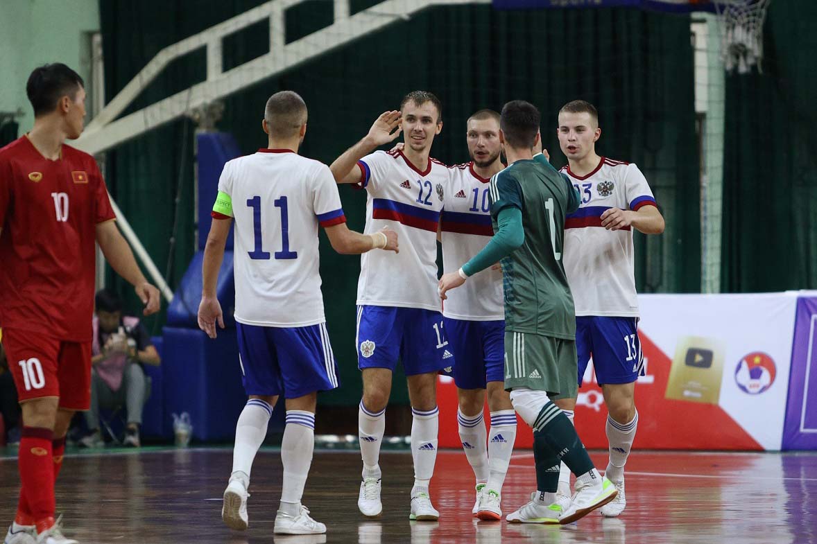 Bước sang hiệp 2, tuyển Nga tiếp tục gia tăng lợi thế với bàn thắng thứ 3 ở phút 28.
