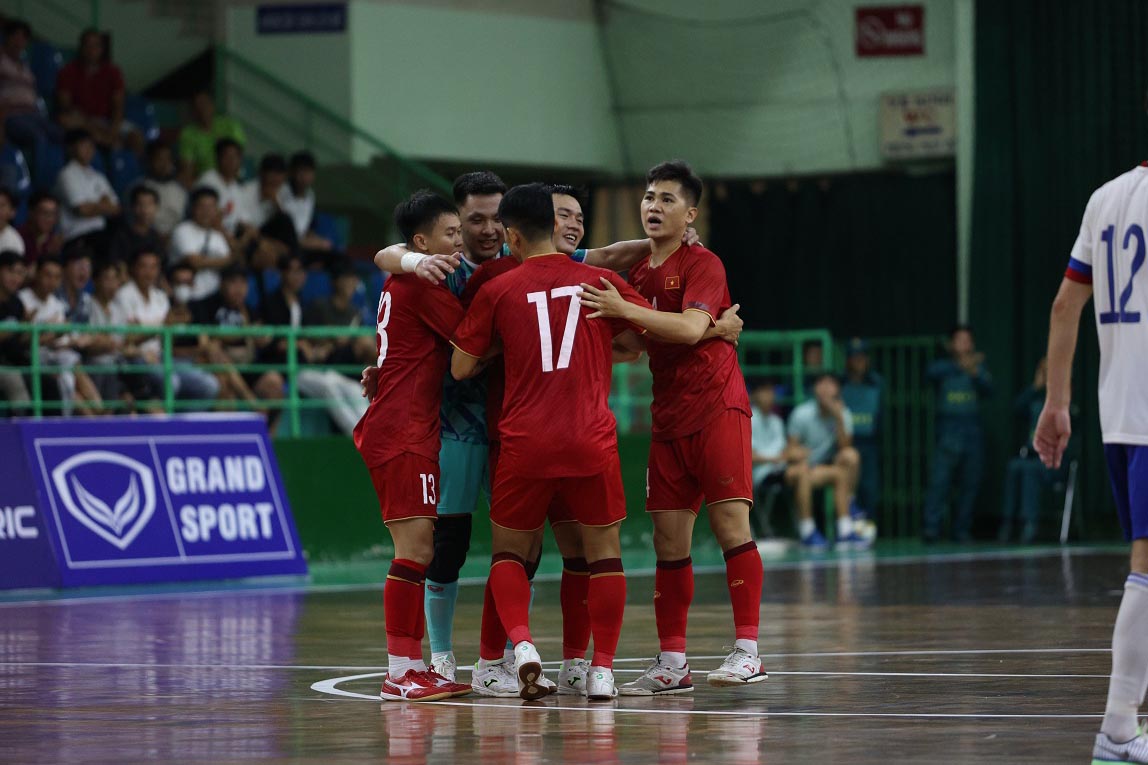 Tưởng chừng trận đấu sẽ khép lại với tỉ số 2-3 thì các cầu thủ tuyển futsal Việt Nam đã làm các khán giả trên sân vỡ oà khi đội trưởng Đức Hòa có pha đệm bóng sát mặt cầu môn của Nga để gỡ hòa 3-3 cho Việt Nam ở phút 40.