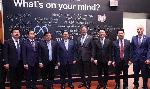 Thủ tướng Phạm Minh Chính cùng các đại biểu trước tấm bảng ghi rõ các đối tác quan trọng và hoạt động hợp tác nổi bật của Meta tại Việt Nam. Ảnh: VGP