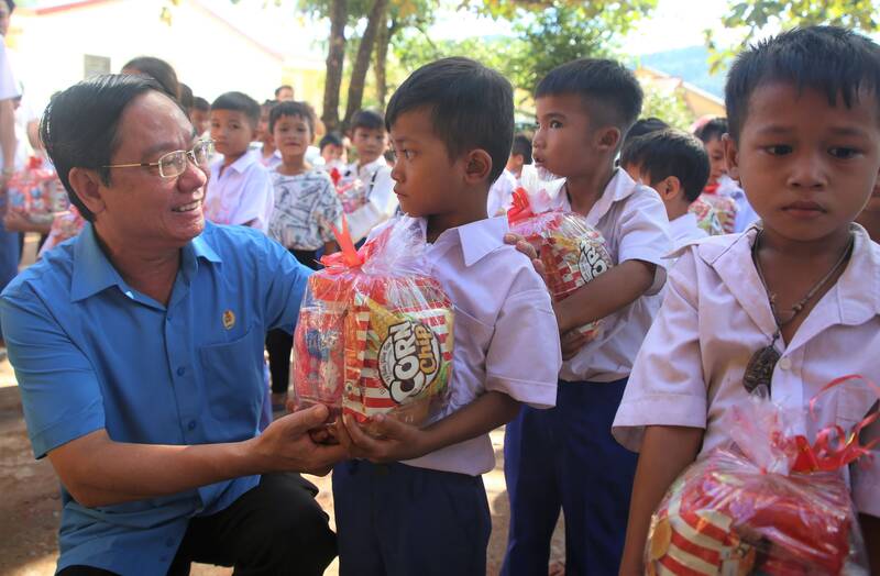 Ông Nguyễn Thế Lập - Chủ tịch LĐLĐ tỉnh Quảng Trị trao quà trung thu cho học sinh. Ảnh: Hưng Thơ.