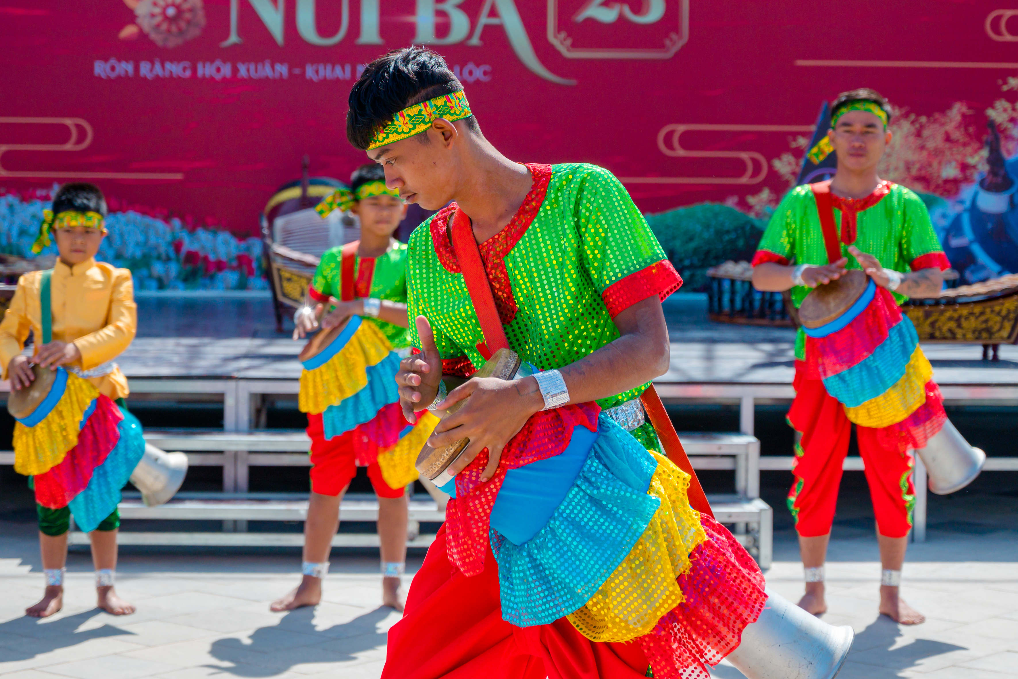 Đến với Ngày Tây Ninh, du khách sẽ thưởng thức màn múa trống Chhay-dăm. Ảnh: SG