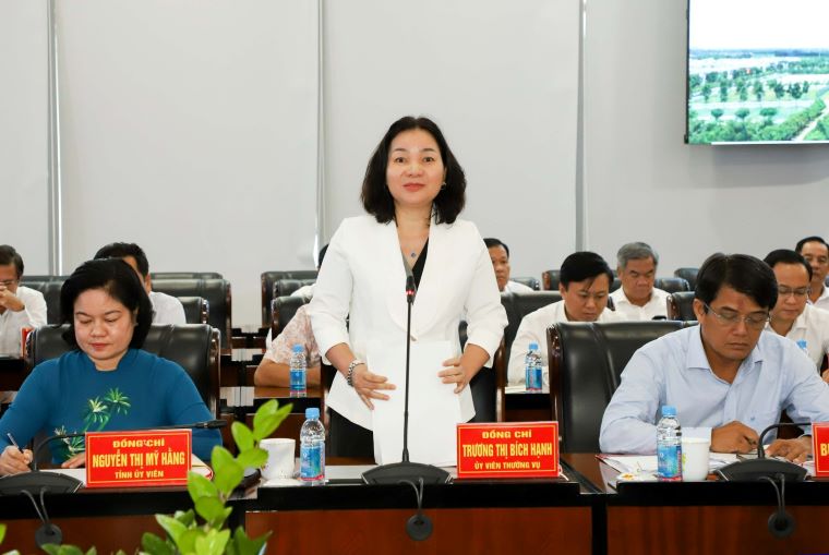 Bà Trương Thị Bích Hạnh - Trưởng Ban Tuyên giáo Tỉnh ủy Bình Dương phát biểu tại hội nghị. Ảnh: BTG BD