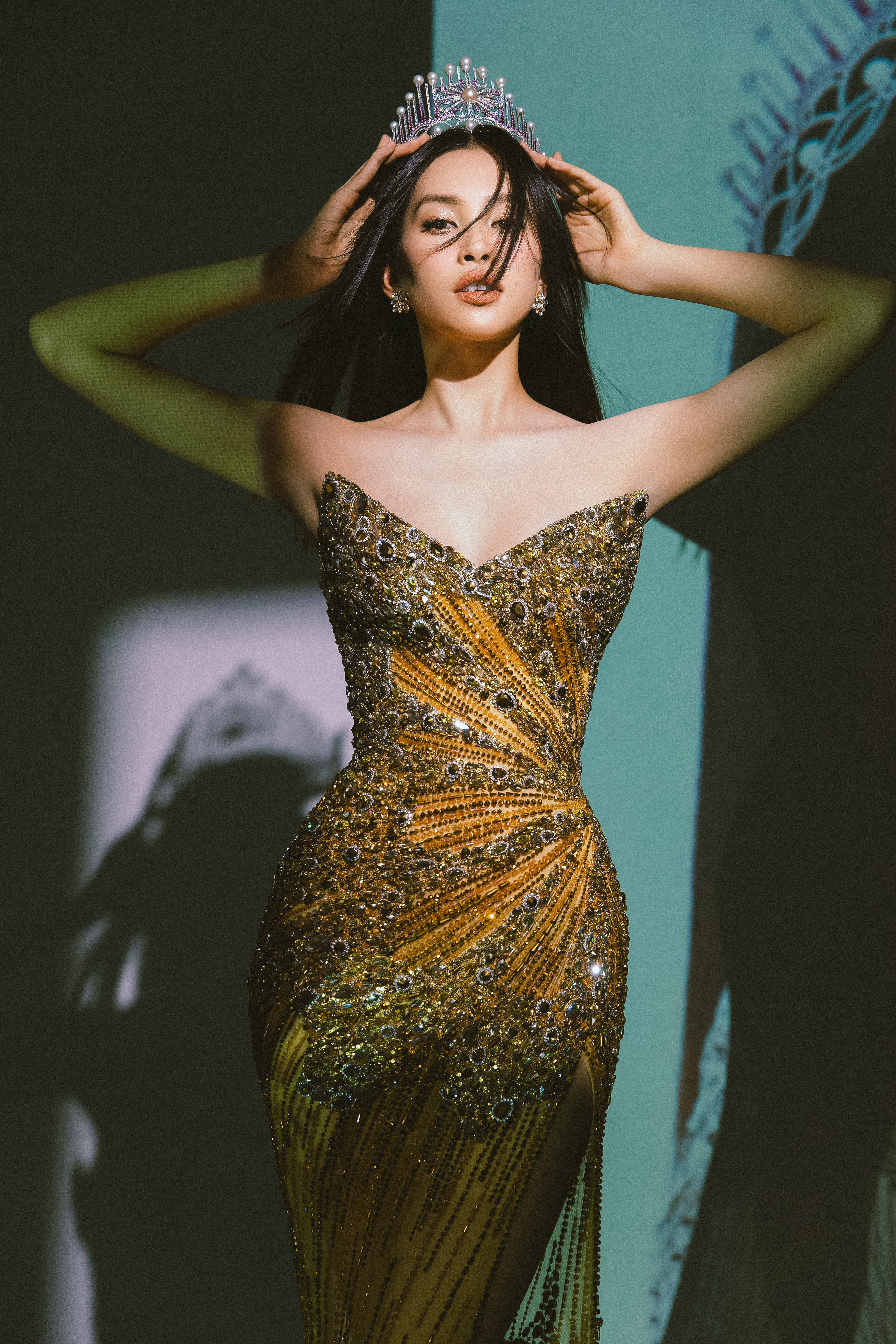 Trong bộ ảnh lần này, Hoa hậu Tiểu Vy lựa chọn nền là những hình ảnh đêm đăng quang Hoa hậu Việt Nam 2018. Nàng hậu khoe khéo được nhan sắc thăng hạng cùng thần thái cuốn hút của mình sau 5 năm đăng quang.