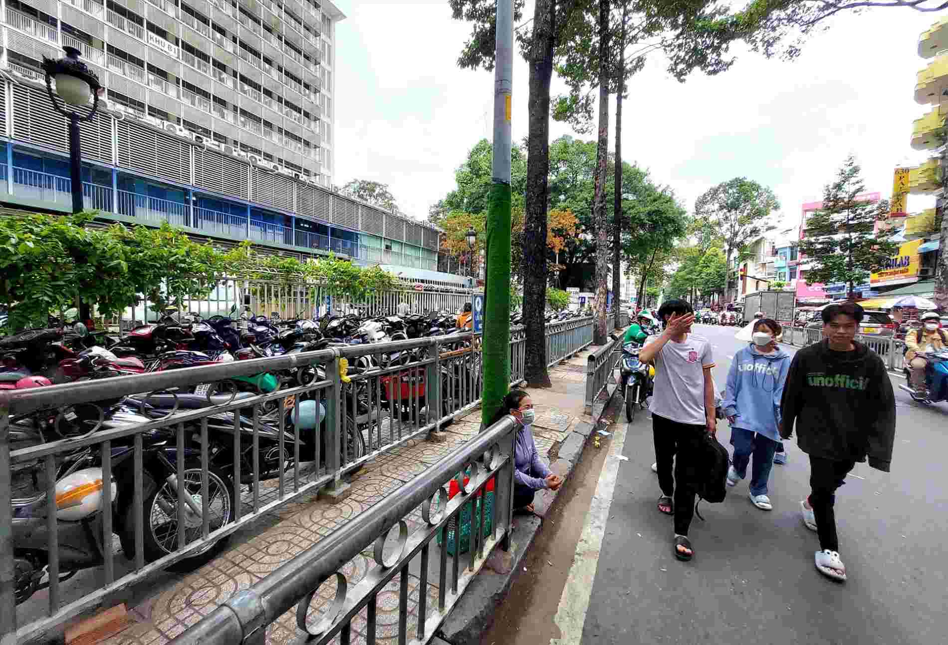 Vỉa hè đường Nguyễn Chí Thanh (Quận 5) bên hông Bệnh viện Chợ Rẫy được cấp pháp bãi giữ xe máy, đẩy người đi bộ xuống lòng đường. Ảnh: Minh Quân