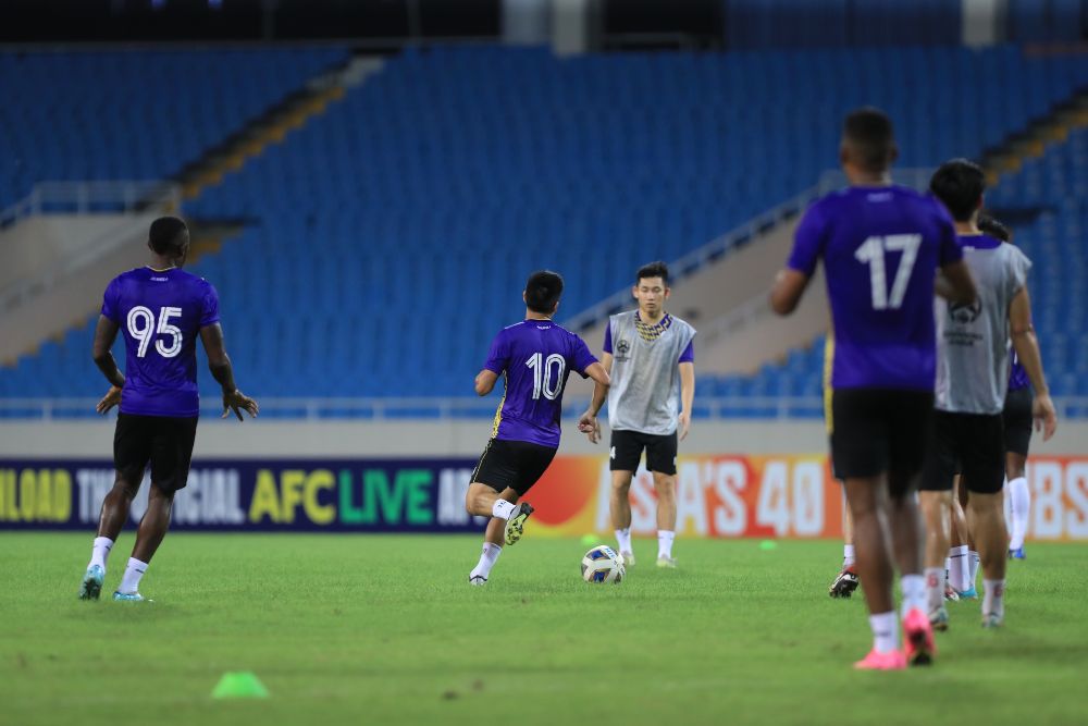 Ngàyb19.9, Hà Nội FC có buổi tập làm quen sân Mỹ Đình để chuẩn bị cho trận ra quân AFC Champions League 2023-2024 gặp Pohang Steelers. Đây cũng là sân nhà của đội bóng Thủ đô ở giải đấu lần này.