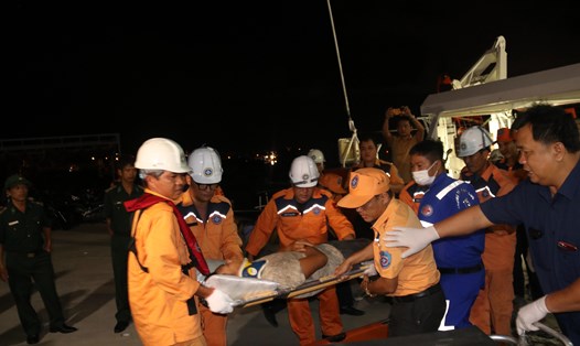 Cứu nạn ngư dân Quảng Nam bị tai nạn lao động trên biển. Ảnh: Phương Linh