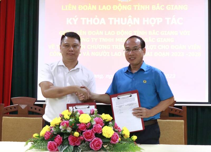 Đại diện Liên đoàn Lao động tỉnh và Công ty TNHH Medlatec Bắc Giang ký thỏa thuận hợp tác. Ảnh: LĐLĐ tỉnh Bắc Giang