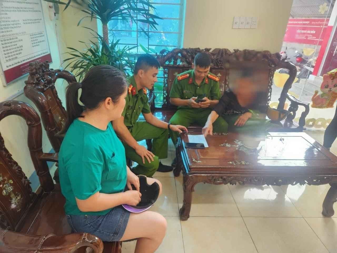 Người phụ nữ suýt bị lừa đảo 120 triệu đồng để đầu tư chứng khoán kiếm lời. Ảnh: Công an Cao Bằng.