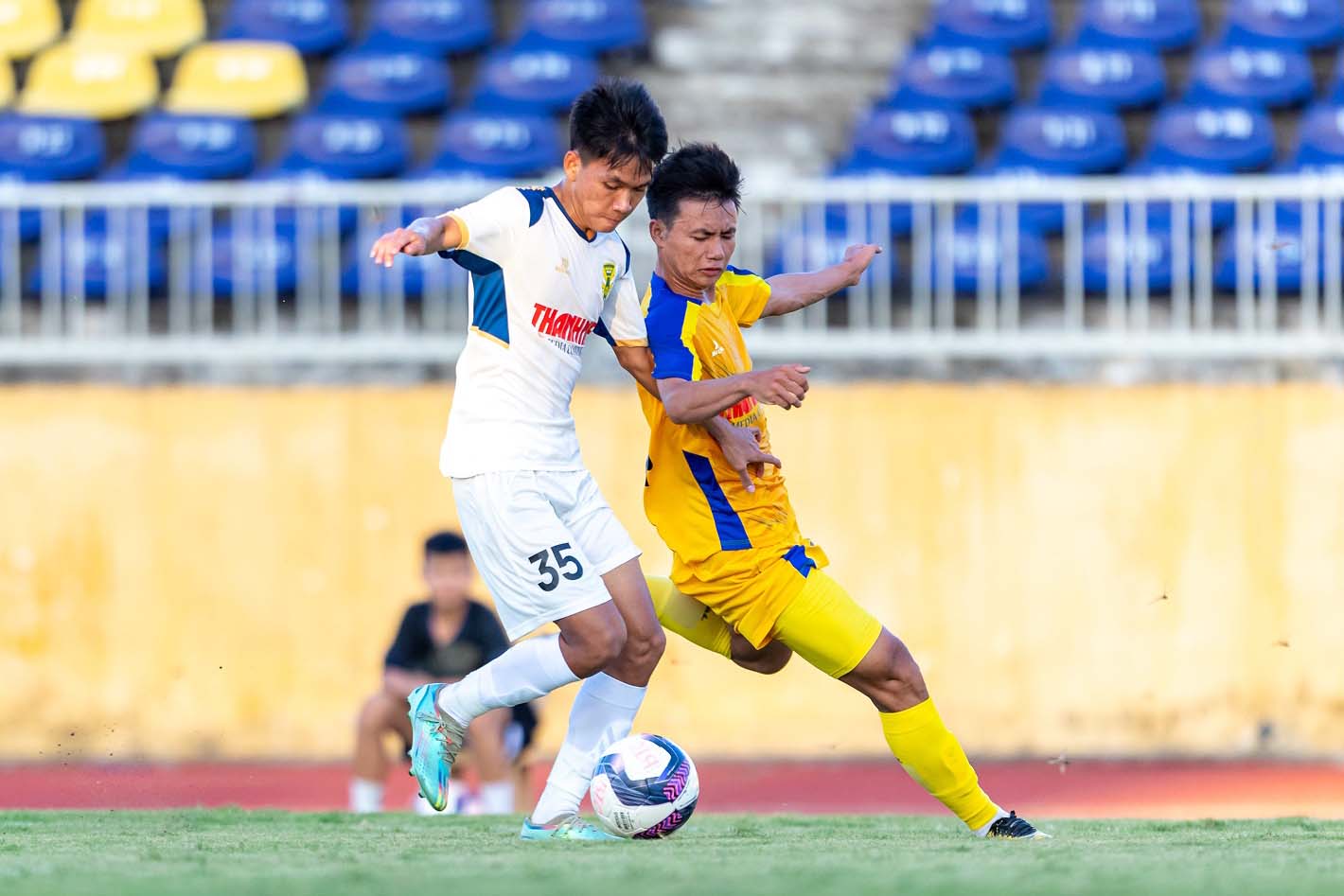 U21 Sông Lam Nghệ An chơi bế tắc trước U21 Kon Tum. Ảnh: Xuân Thuỷ