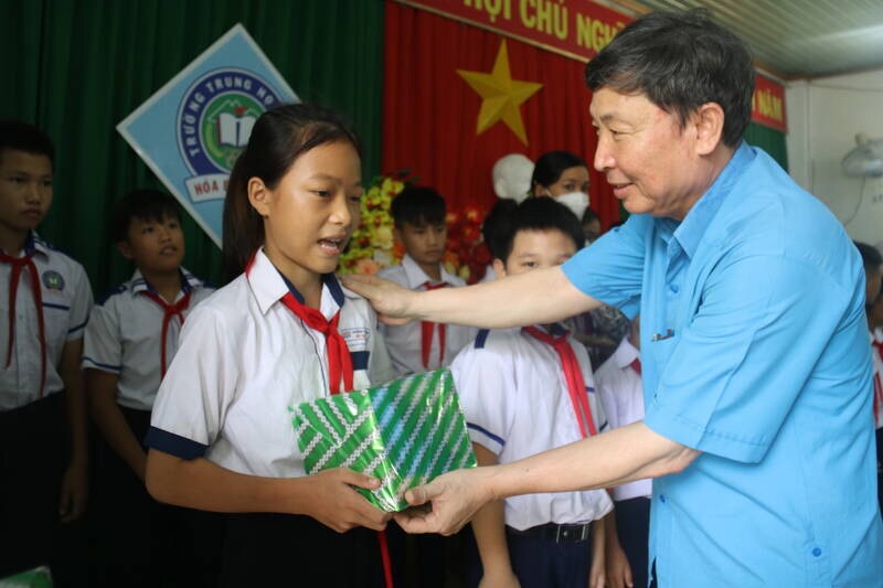 Tiếp sức đến trường cho con đoàn viên khó khăn cũng là hoạt động được các cấp Công đoàn Phú Yên thực hiện hiệu quả trong nhiệm kỳ qua. Ảnh: Phương Linh