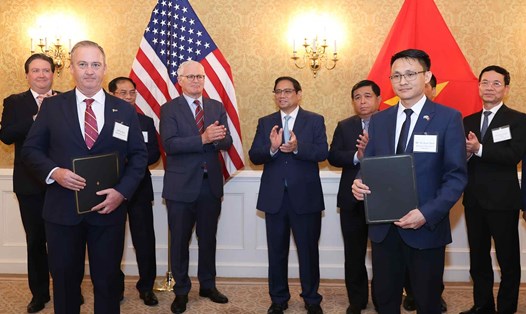 Thủ tướng Chính phủ Phạm Minh Chính chứng kiến lễ trao biên bản ghi nhớ giữa các đơn vị của Việt Nam với các doanh nghiệp bán dẫn hàng đầu Mỹ. Ảnh: VGP