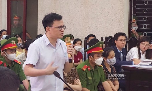 Bị cáo Nguyễn Tuấn Anh - cựu Phó Chủ tịch UBND TP Điện Biên Phủ trình bày tại phiên xét xử sơ thẩm vụ án Sân bay Điện Biên. Ảnh: Thanh Bình