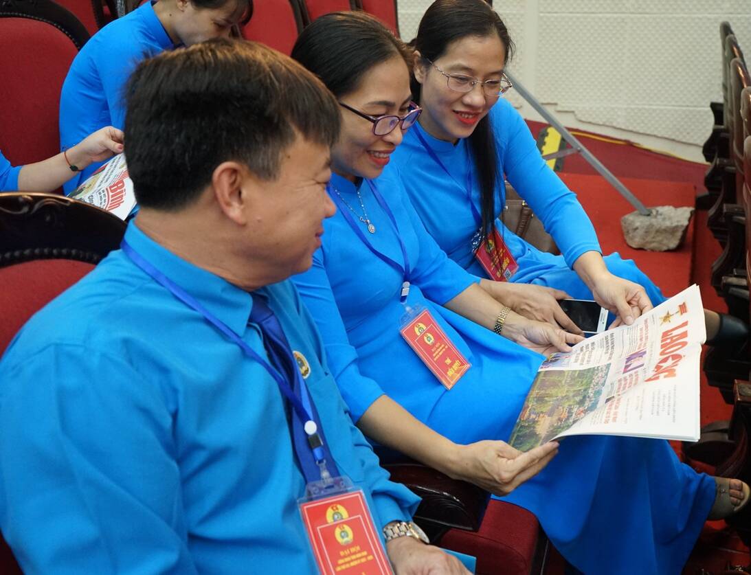 Các đại biểu cập nhật thông tin trên Báo Lao Động. Ảnh: Nguyễn Trường