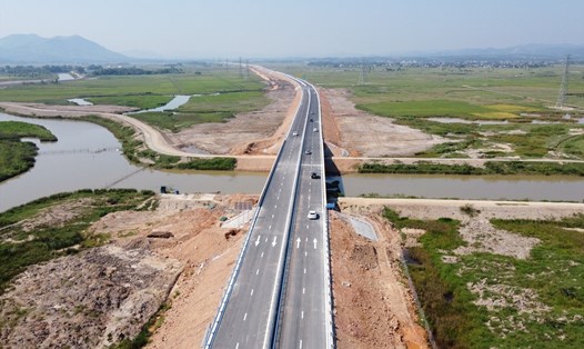 Các phương tiện giao thông di chuyển khá thông thoáng và dễ dàng trên tuyến cao tốc Quốc lộ 45 - Nghi Sơn (qua địa bàn tỉnh Thanh Hóa) trong ngày đầu thông xe. Ảnh: Quách Du