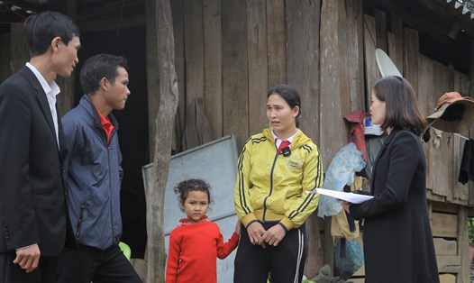 Cán bộ xã (bìa trái và bìa phải ảnh) Mò Ó (huyện Đakrông, tỉnh Quảng Trị) kiểm tra việc thực hiện chương trình giảm nghèo bền vững ở một hộ dân. Ảnh: Hưng Thơ.