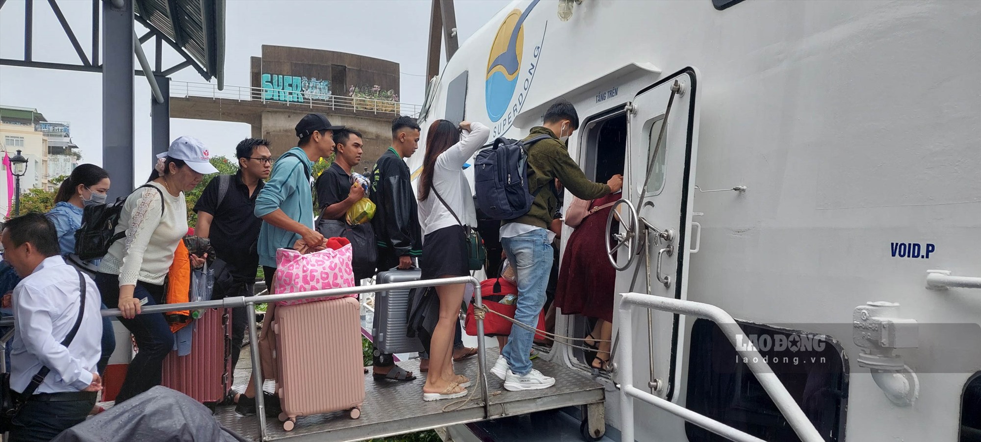Hành khách đi tuyến Rạch Giá - Hòn Sơn lên tàu. Ảnh: Nguyên Anh
