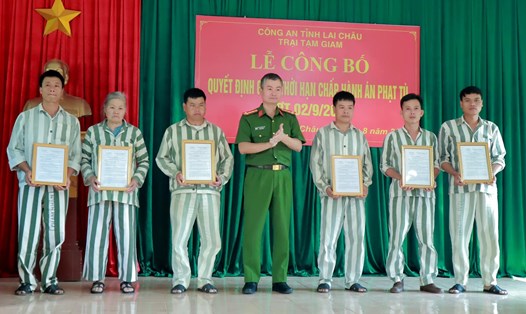 Đại tá Nguyễn Tuấn Hưng - Phó Giám đốc Công an tỉnh Lai Châu trao quyết định giảm án cho các phạm nhân. Ảnh: CACC