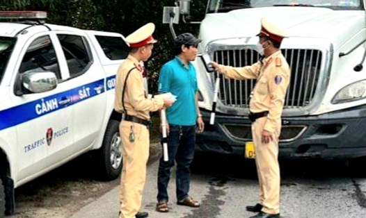 Lực lượng CSGT - Công an tỉnh Quảng Bình tăng cường kiểm tra, bảo đảm trật tự an toàn giao thông dịp nghỉ lễ 2.9. Ảnh: Lê Phi Long