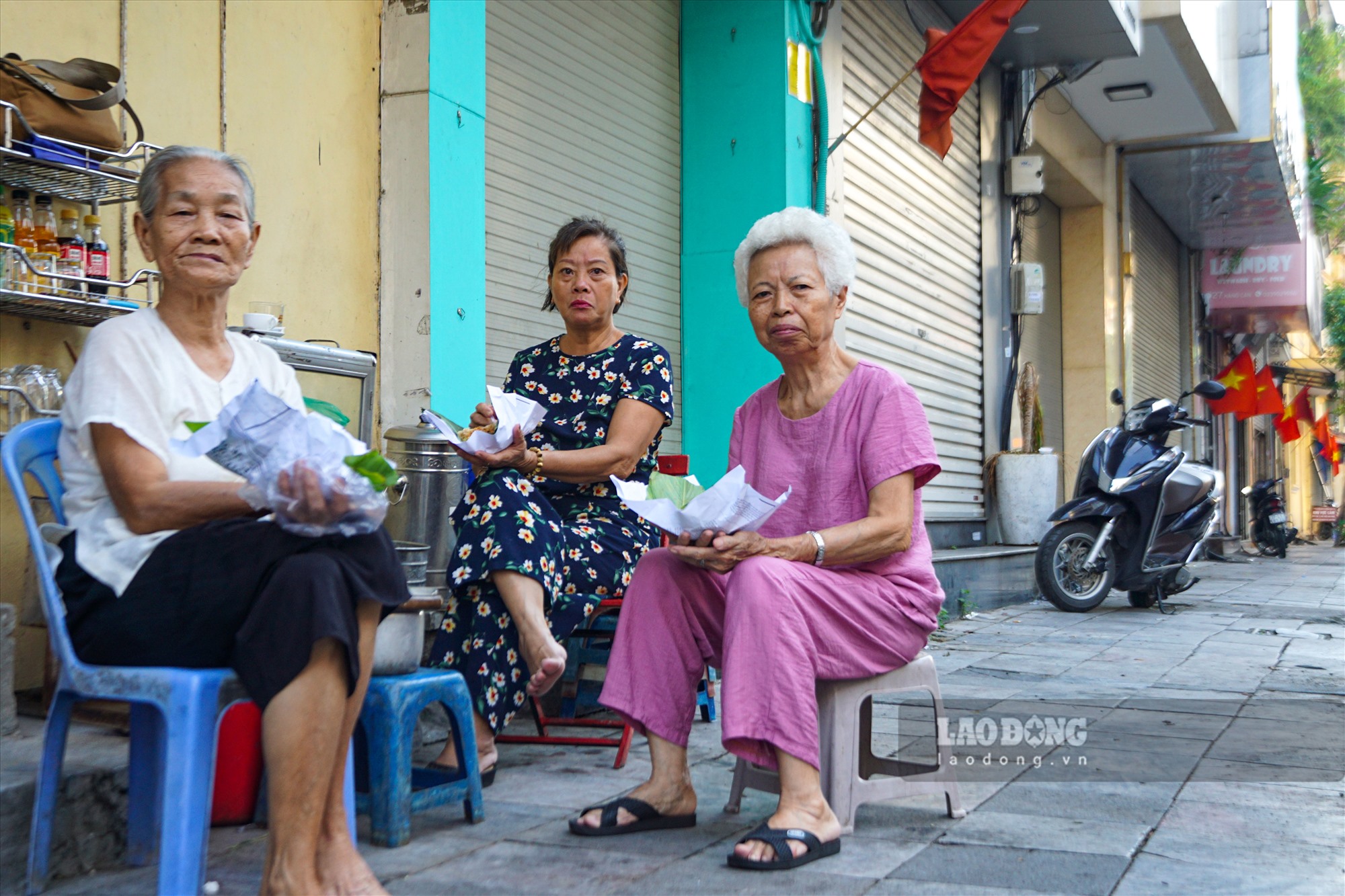 Khu vực phố cổ Hà Nội không còn cảnh đông đúc, nhộn nhịp như mọi khi. Người cao tuổi thư thái ngồi trên vỉa hè ăn sáng.