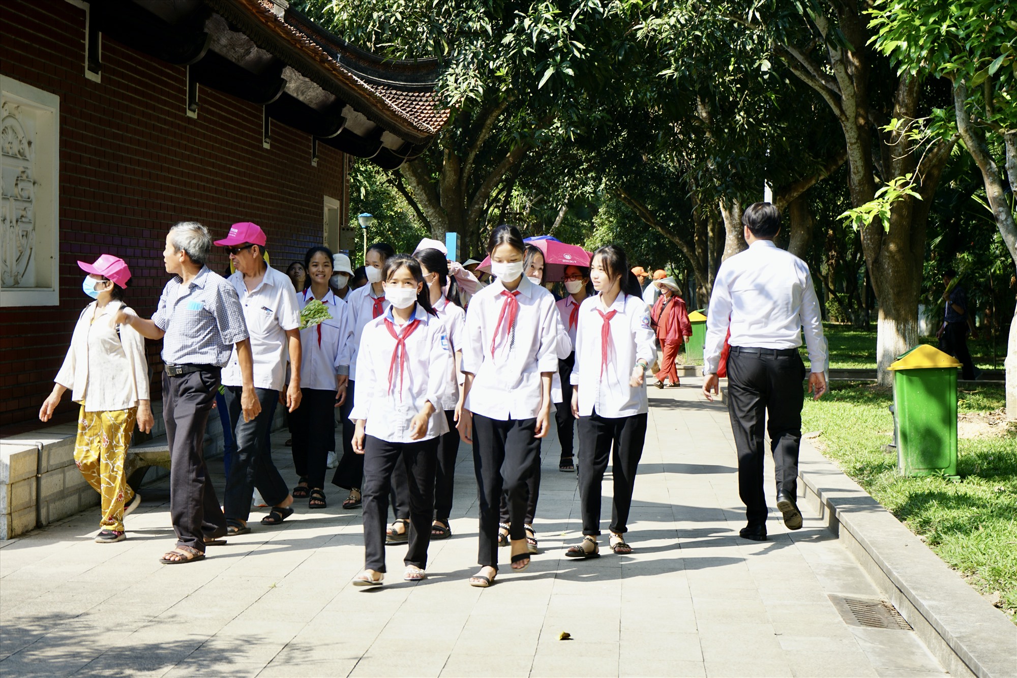 Nhân dịp này, các em học sinh  được thầy cô hướng dẫn đi tham quan. Đây cũng là dịp để giúp các em học hỏi, tiếp thu giá trị lịch sử, văn hóa, hiểu hơn về những giá trị truyền thống của dân tộc Việt Nam, sự hy sinh cống hiến của Người trong sự nghiệp xây dựng và bảo vệ tổ quốc. Ảnh: Quỳnh Trang