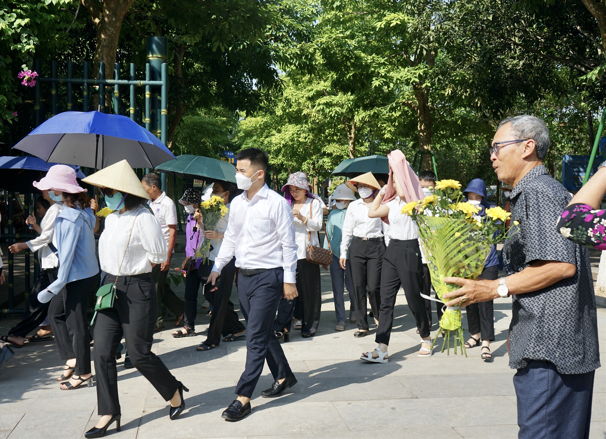 Ngay từ 6h, hàng ngàn người dân đã xếp hàng ngay ngắn chờ vào quê Bác. 7h, cánh cửa vào nhà Bác bắt đầu mở để đón những từng dòng người vào viếng. Ảnh: Quỳnh Trang