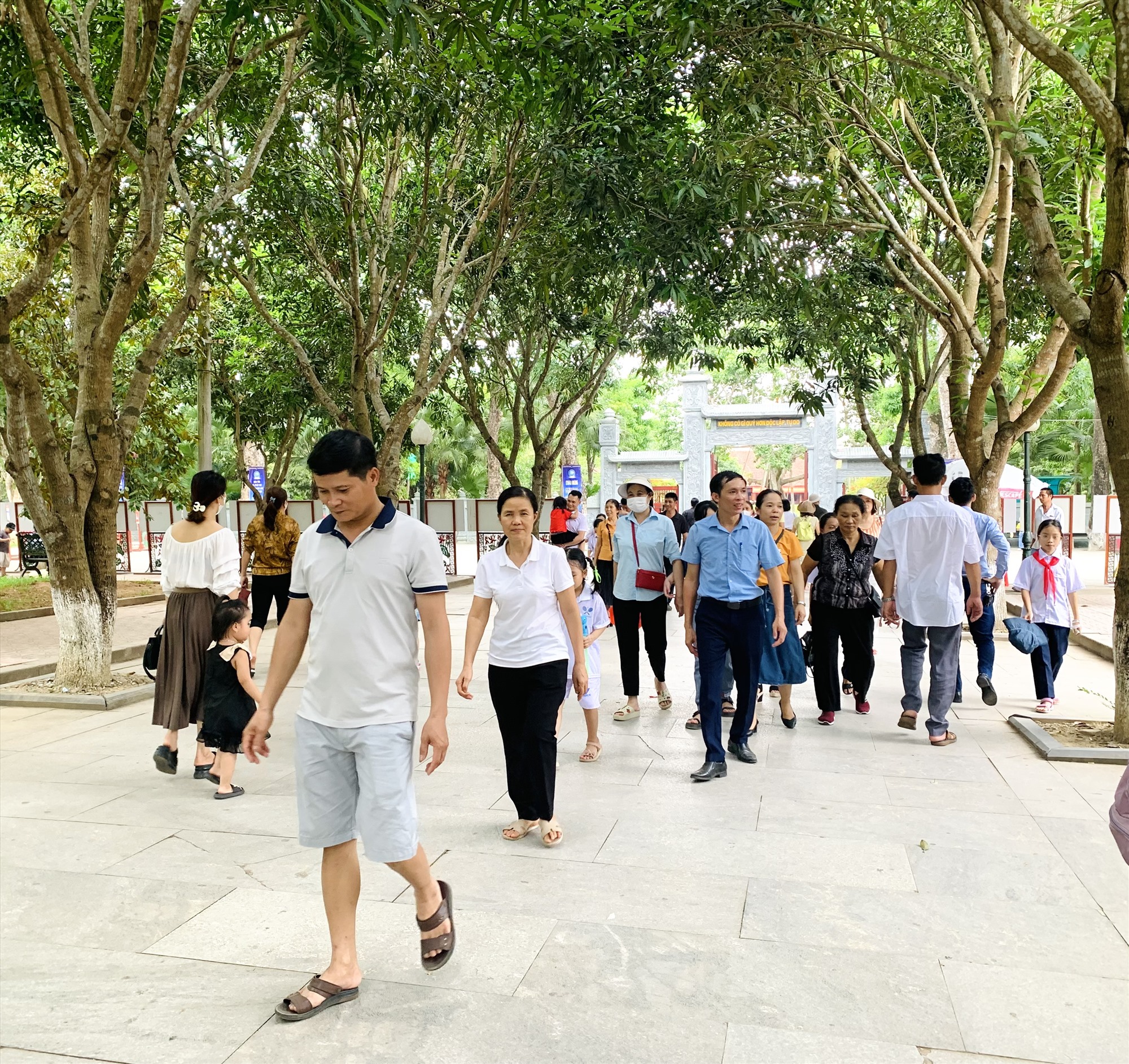Tham quan Khu Di tích Kim Liên, du khách có thể đến thăm nhiều địa điểm như Làng Sen, làng Hoàng Trù, đền Chung Sơn,...Ảnh: Quỳnh Trang
