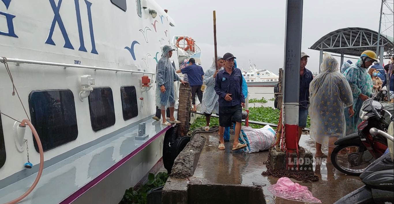 Theo dự báo của Đài Khí tượng thủy văn Kiên Giang, vùng biển Phú Quốc, Kiên Hải, Thổ Châu có mưa rào và rải rác có dông, có nơi mưa to, gió Tây đến Tây nam mạnh cấp 4 cấp 5, trong mưa dông có lúc cấp 6, giật cấp 7, cấp 8. 