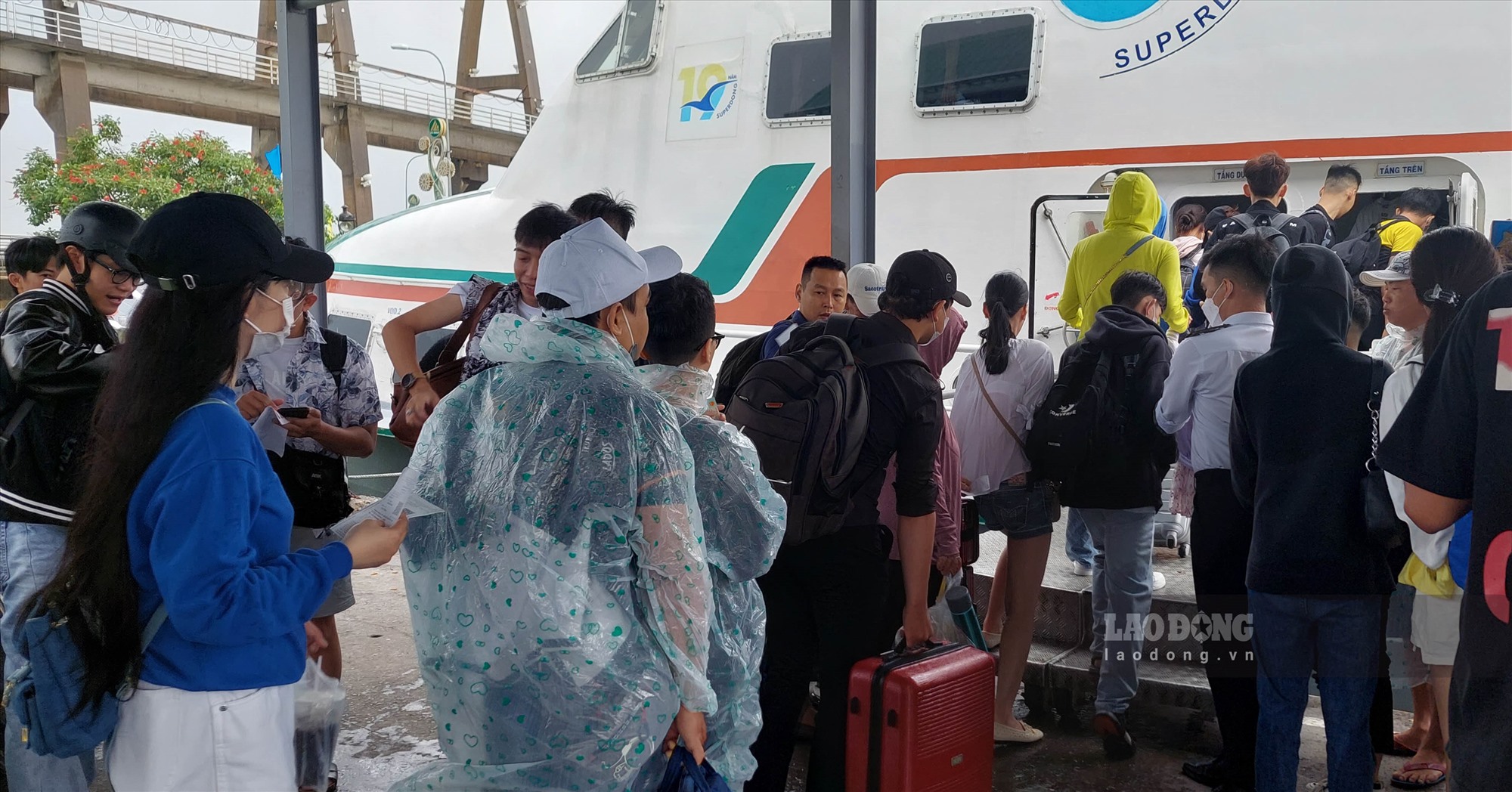 Theo ghi nhận của phóng viên Lao Động, sáng ngày 2.9 trên địa bàn TP Rạch Giá có mưa to, gió mạnh. Hành khách rất vất vả vì đã di chuyển đến bến tàu trong điều kiện mưa to cộng thêm mang theo hành lý cồng kềnh. 