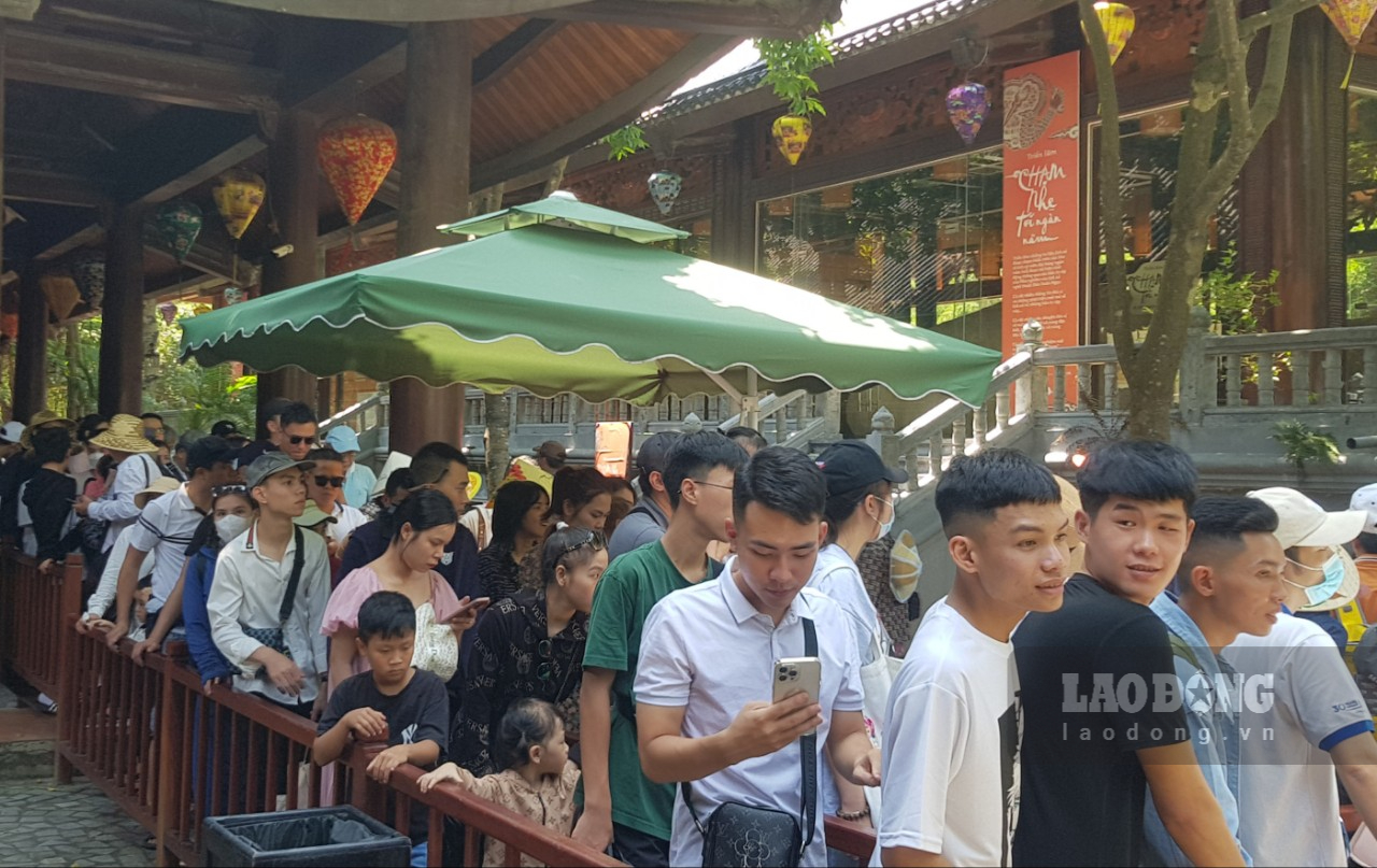 Tại Khu du lịch sinh thái Tràng An, từ sáng sớm, hàng nghìn du khách đã xếp hàng mua vé để xuống thuyền tham quan. Ảnh: Diệu Anh