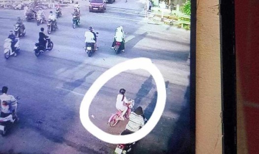 Cháu Q. đạp xe bị lạc từ Thanh Hóa ra Ninh Bình (ảnh chụp camera giao thông). 