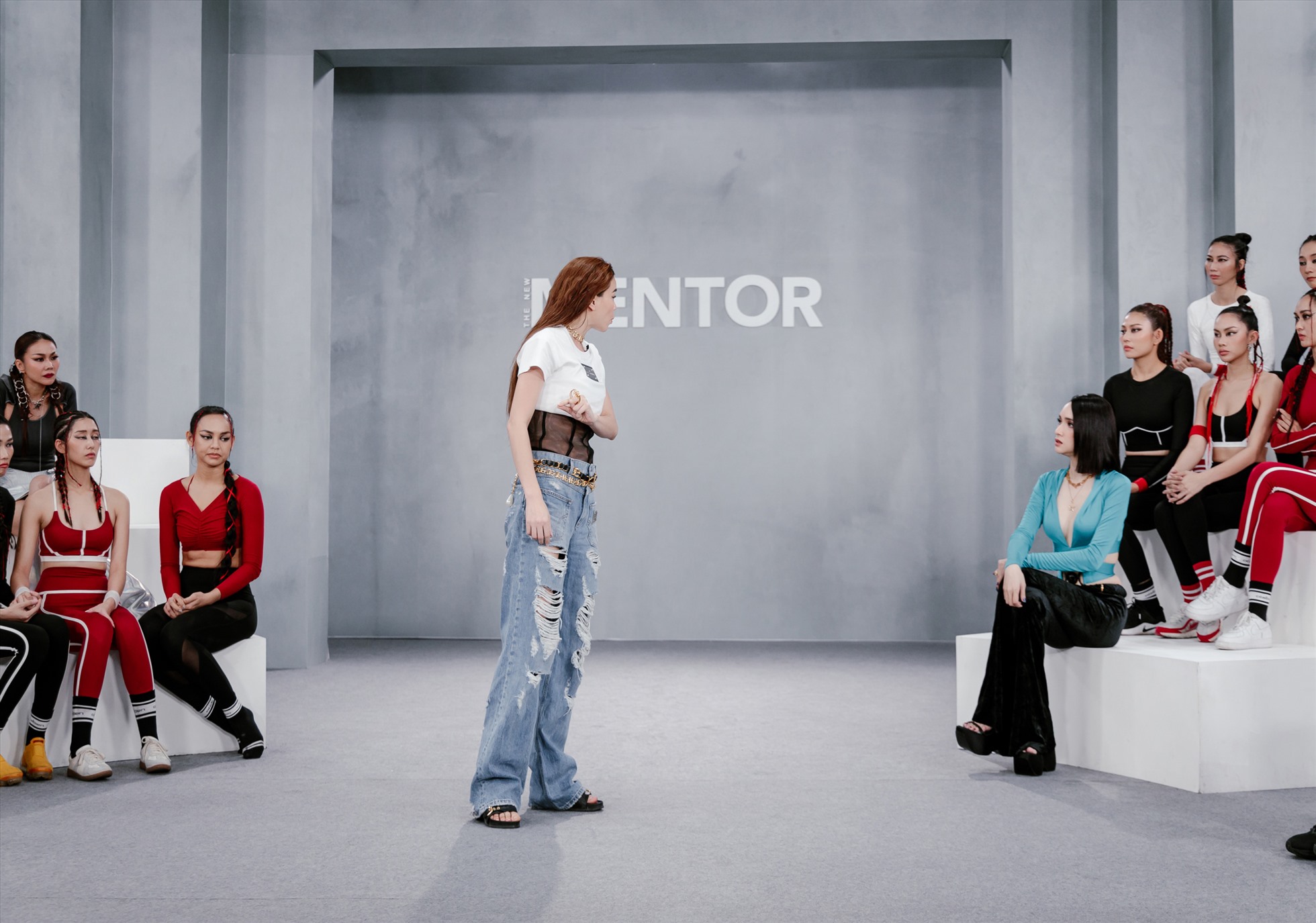 Hương Giang và Hồ Ngọc Hà tranh cãi. Ảnh: NSX.