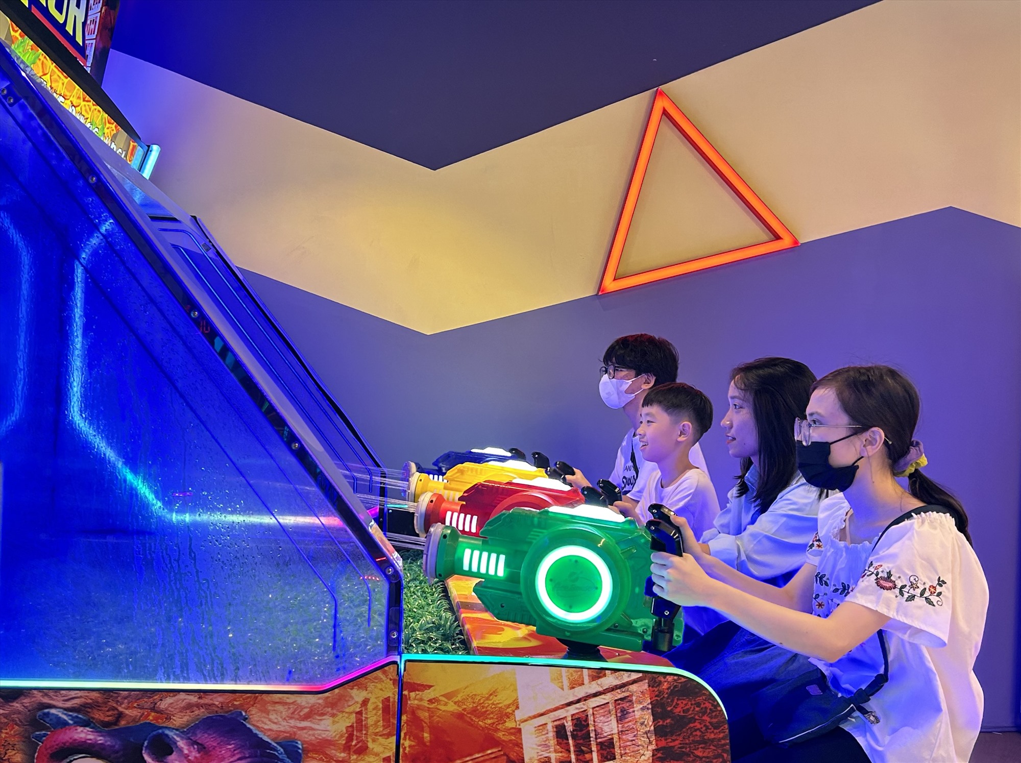 Nhiều bạn trẻ thích thú với trò chơi tại khu vui chơi thuộc Trung tâm thương mại Indochina Plaza HaNoi (Cầu Giấy, Hà Nội).