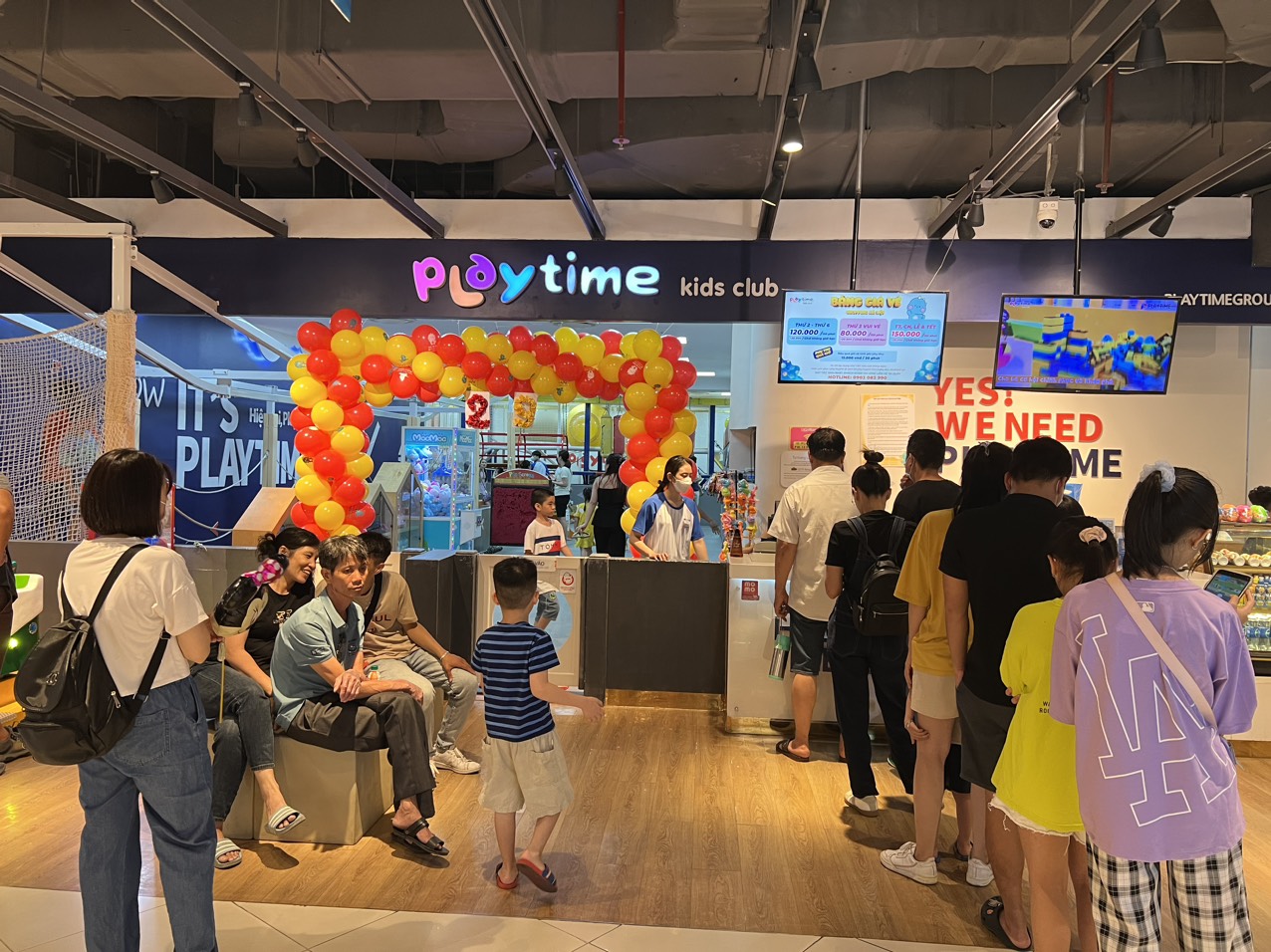 Khu vui chơi trong tòa nhà Lotte Center Hà Nội (Ba Đình, Hà Nội) cũng thu hút nhiều gia đình đưa con đến chơi trong ngày nghỉ lễ.