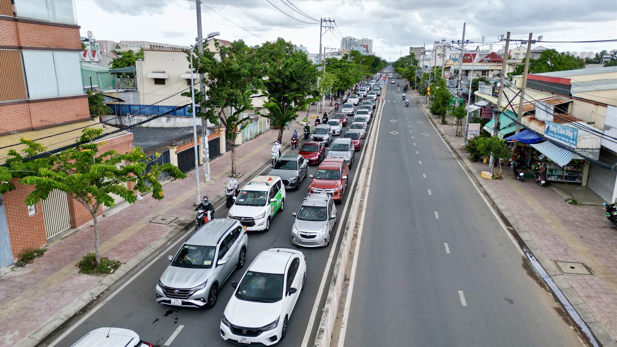 Tại khu vực phà Cát Lái (TP Thủ Đức), dòng xe xếp hàng dài hơn 1km chờ xuống phà hướng từ các quận trung tâm TPHCM về tỉnh Đồng Nai, hướng ngược lại vắng bóng phương tiện tham gia giao thông trong ngày nghỉ lễ đầu tiên.