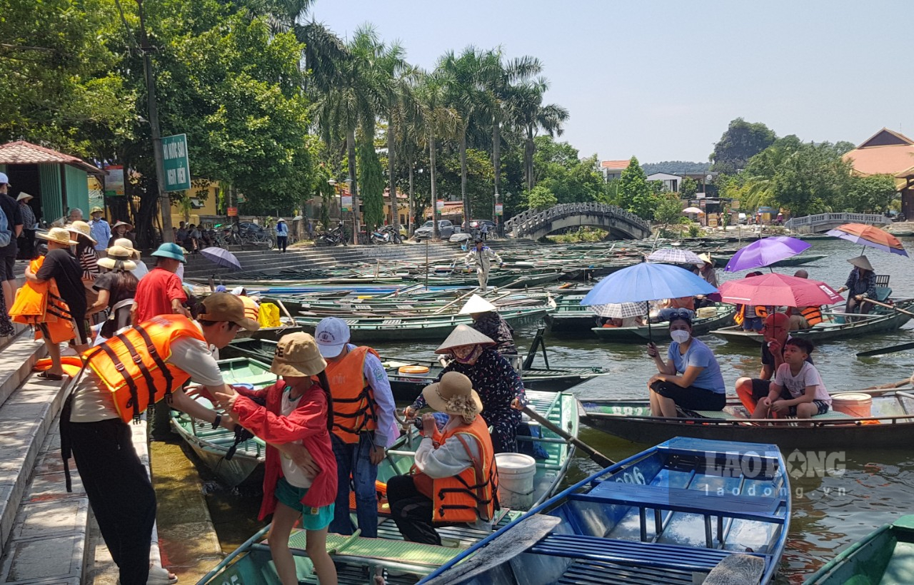 Khu du lịch Tam Cốc nhộn nhịp đón khách trở lại sau gần 2 tháng đóng cửa