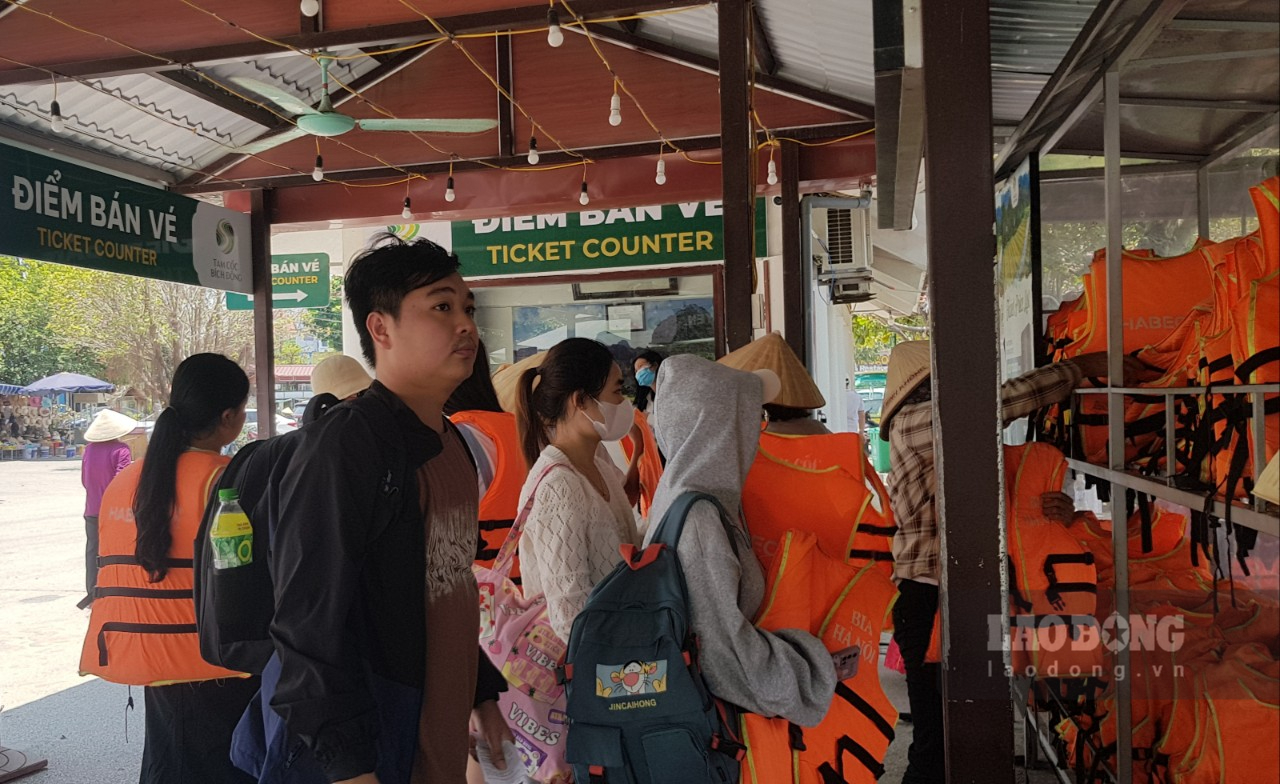 Du khách xếp hàng mua vé tham quan tại Khu du lịch Tam Cốc - Bích Động (ảnh chụp sáng ngày 2.9). Diệu Anh