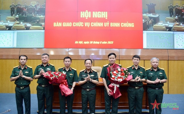 Thượng tướng Trịnh Văn Quyết cùng các đại biểu chúc mừng Thiếu tướng Trần Minh Tâm và Đại tá Nguyễn Văn Trị. Ảnh: Báo QĐND