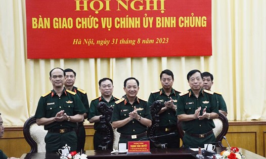 Thượng tướng Trịnh Văn Quyết chủ trì ký biên bản bàn giao chức vụ Chính ủy Binh chủng Đặc công. Ảnh: VGP