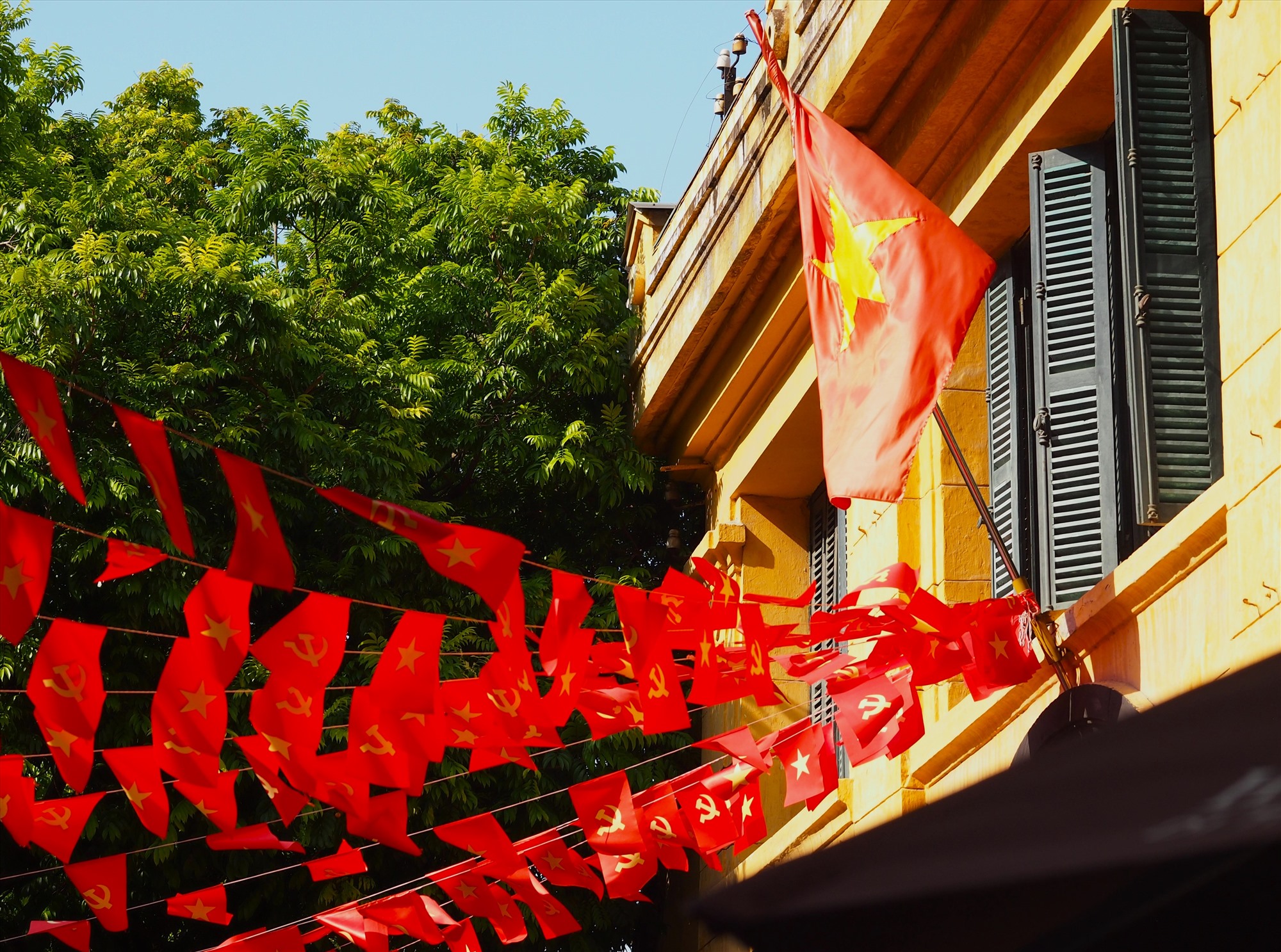 Di tích Nhà tù Hỏa Lò (quận Hoàn Kiếm, Hà Nội) rợp cờ hoa mừng lễ Quốc Khánh 2.9