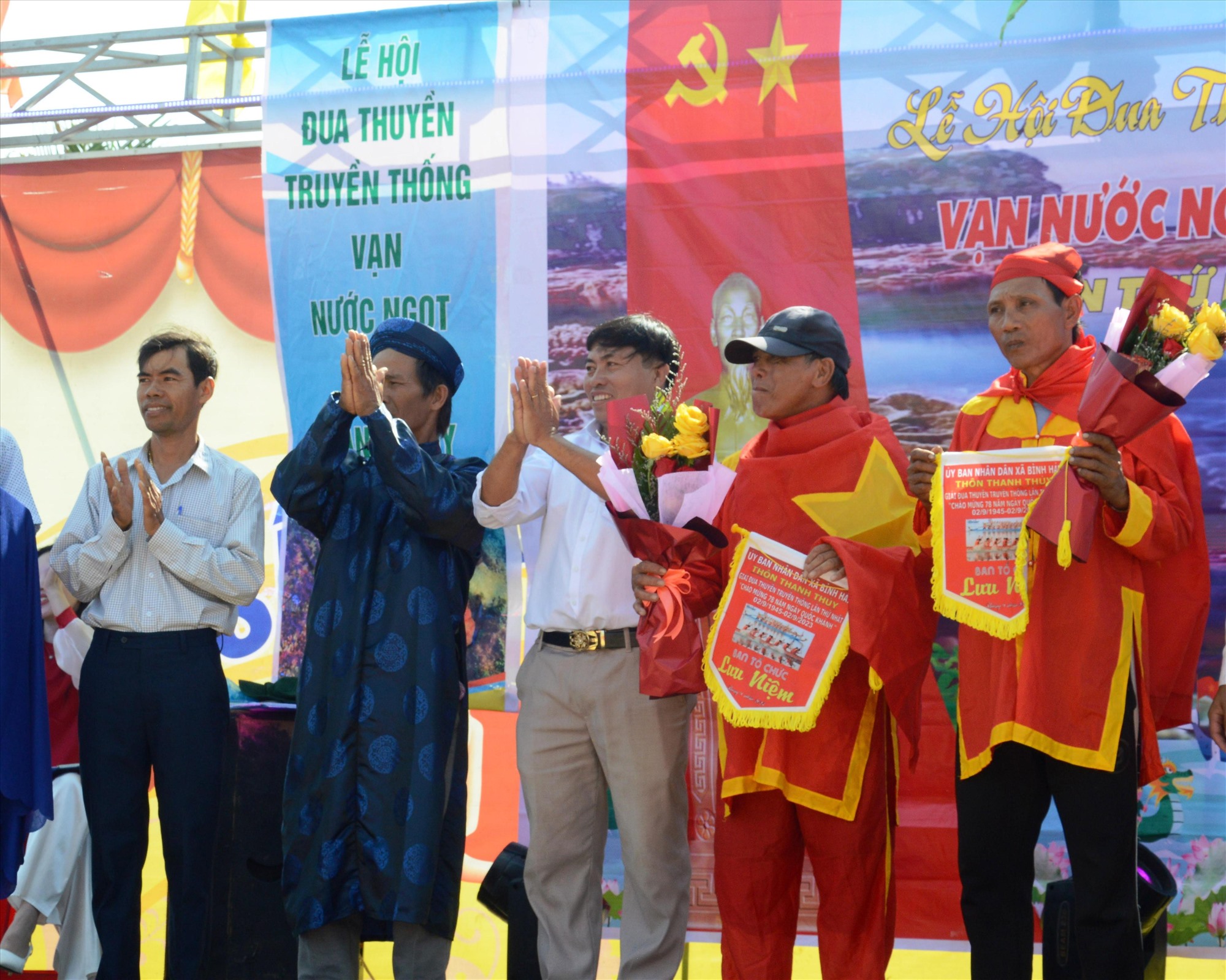 Sau một buổi thi đấu, đội thuyền phụng của thôn Thanh Thủy đoạt giải nhất.