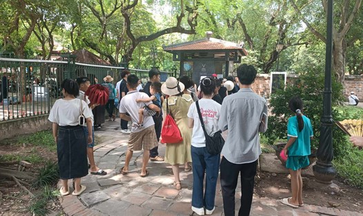 Du khách xếp hàng dài thăm quan bảo tàng, di tích lịch sử và các điểm vui chơi ở Hà Nội dịp nghỉ lễ 2.9. Ảnh: Thu Giang 
