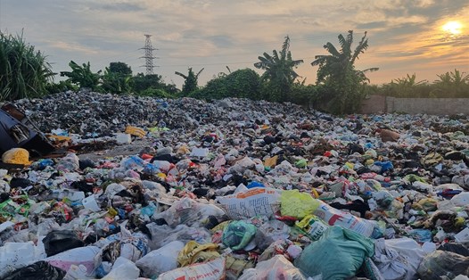 Bãi rác trung chuyển gần đường quốc lộ ở Thái Bình gây ở nhiễm. Ảnh: Hà Vi