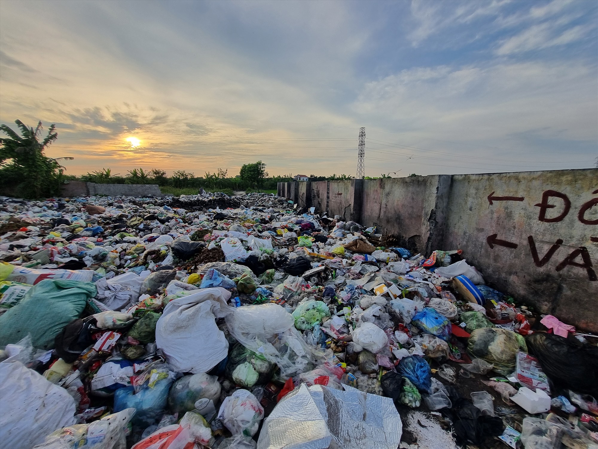Là bãi rác trung chuyển nhưng rác tại bãi rác này chất thành đống, thường xuyên trong tình trạng đầy rác gây ô nhiễm.